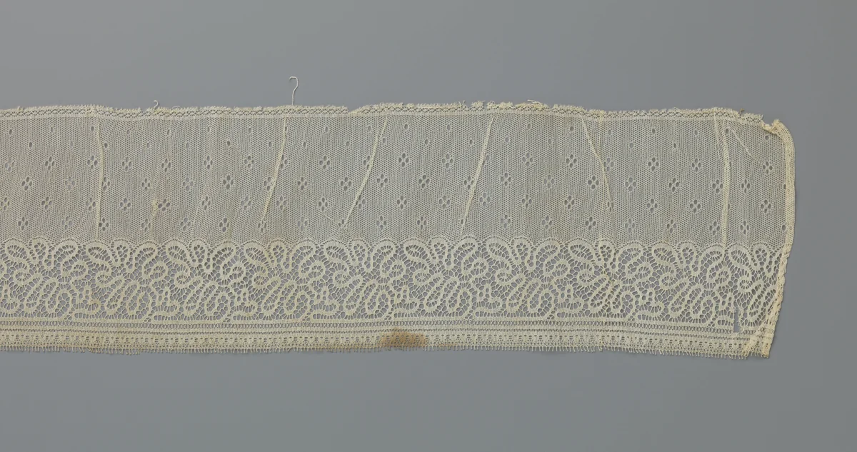 Strook machinale kant met schuingeplaatste en diep ingesneden zevenlobbige bloemen by anonymous, other, 1800-1949