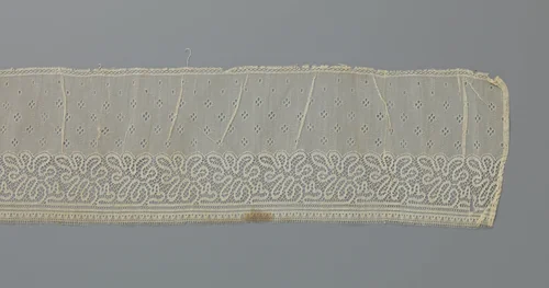 Strook machinale kant met schuingeplaatste en diep ingesneden zevenlobbige bloemen by anonymous, other, 1800-1949