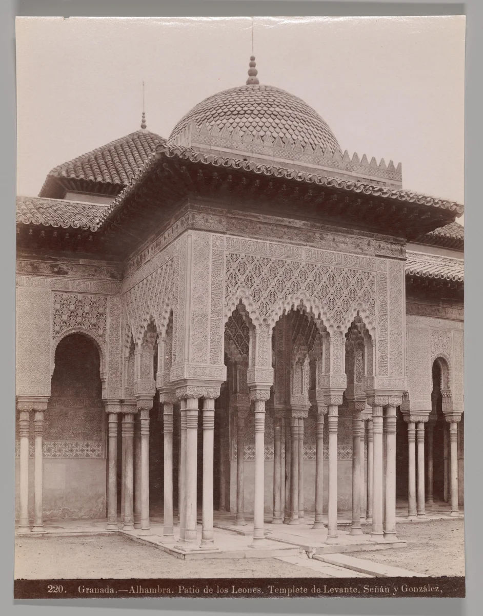 [Courtyard of the Lions, Alhambra, Granada] by Señan y Gonzalez, photograph, 1880-1899