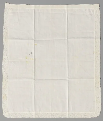 Tabernakelvelum of schort met rand kloskant met gestileerde bloem tussen bladvoluten by anonymous, textile, 1650-1699