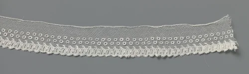 Strook kloskant met twee rijen open moesjes en een rij blaadjes by anonymous, other, 1850-1899