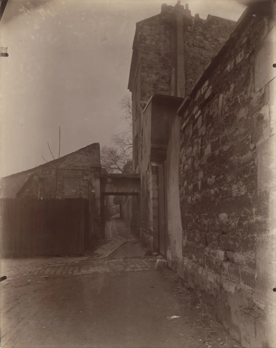 Ruelle des Reculettes by Eugène Atget, photograph, 1926