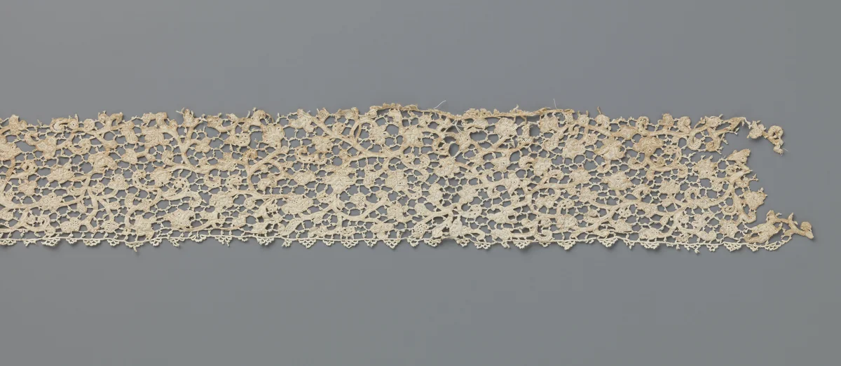 Strook naaldkant met krullende ranken en veelsoortige bloemen by anonymous, other, 1700