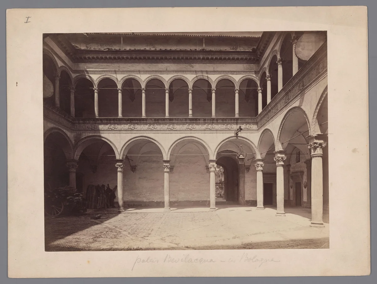 Binnenplaats van het Palazzo Bevilacqua te Bologna by anonymous, photograph, 1851-1900