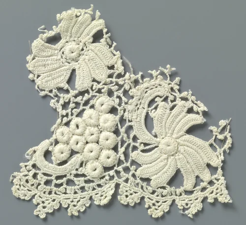 Fragment gehaakte kant met bloemen en druiventros by anonymous, other, 1890-1909