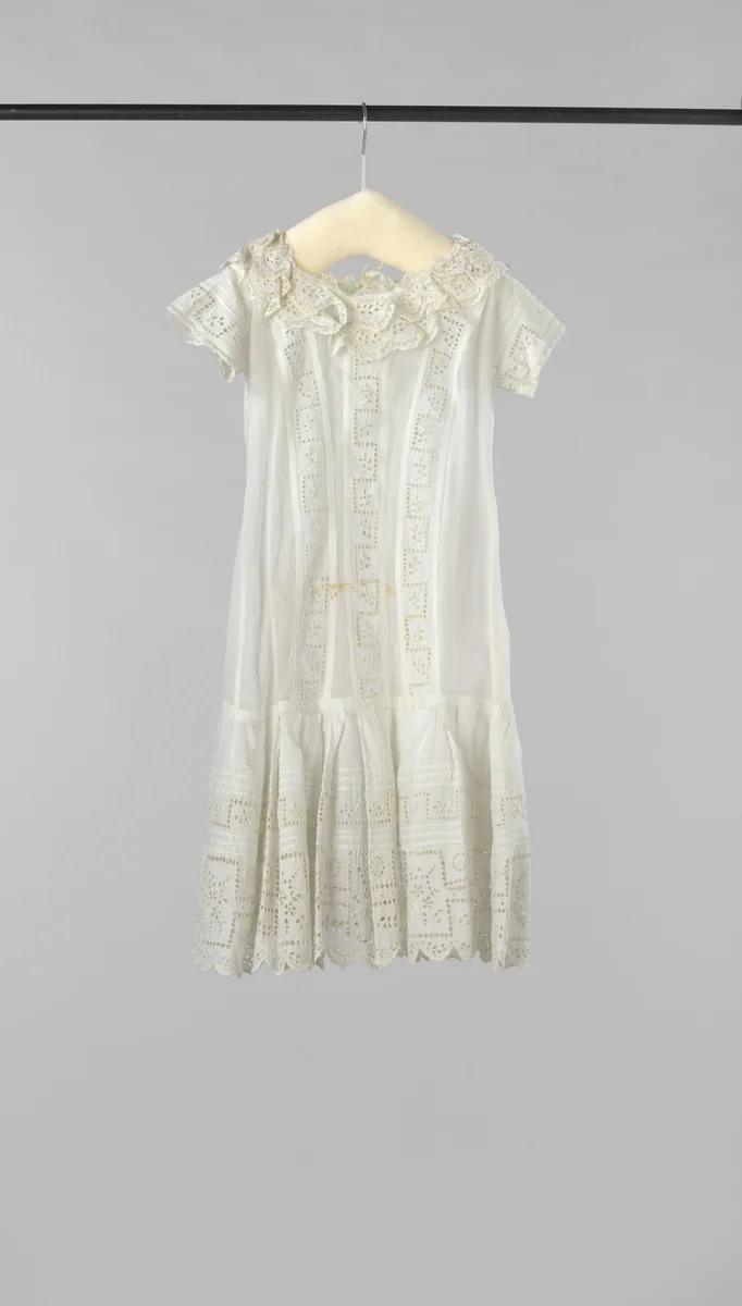 Meisjesjurk met korte mouw, voorsluiting met knopen en zeer lage taille van wit katoen, versierd met oprijgen, Engels borduurwerk en kant by anonymous, other, 1880