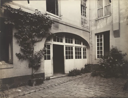 Cour, 7 rue Beautreillis by Eugène Atget, photograph, 1900