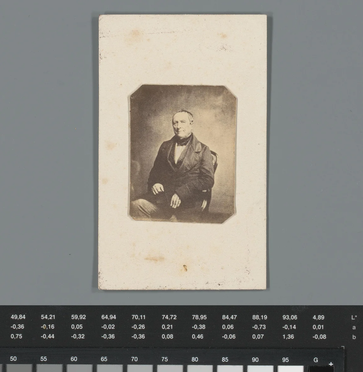 Portret van arts G. Dessaint als reclame voor zijn praktijk by anonymous, photograph, 1850-1915