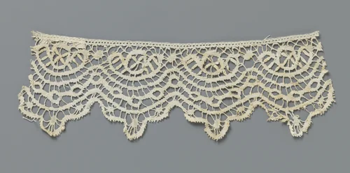 Strook kloskant met cirkel in liggend boogje boven drie golflijnen by anonymous, other, 1860