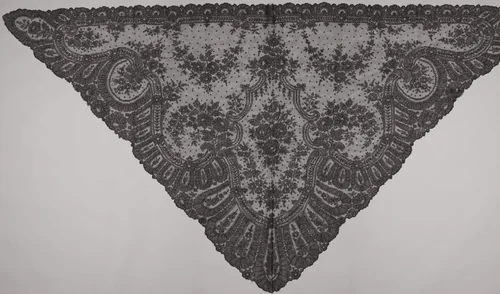 Driehoekige sjaal van zwarte machinale kant met rozenboeketten by anonymous, textile, 1875-1880