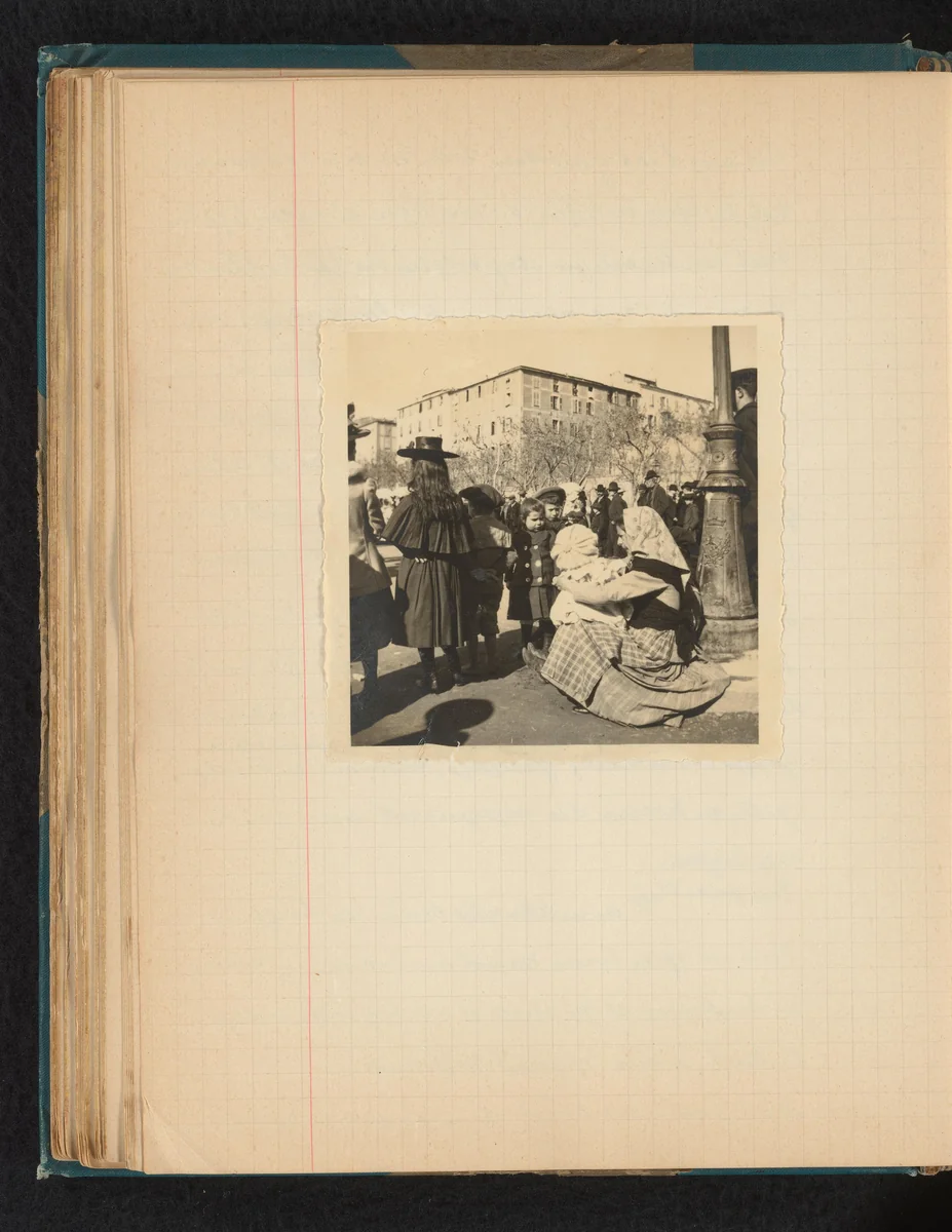 Toeschouwers bij een festiviteit op Place du Diamant in Ajaccio, Corsica by Théodore van Lelyveld, book, 1902-1904