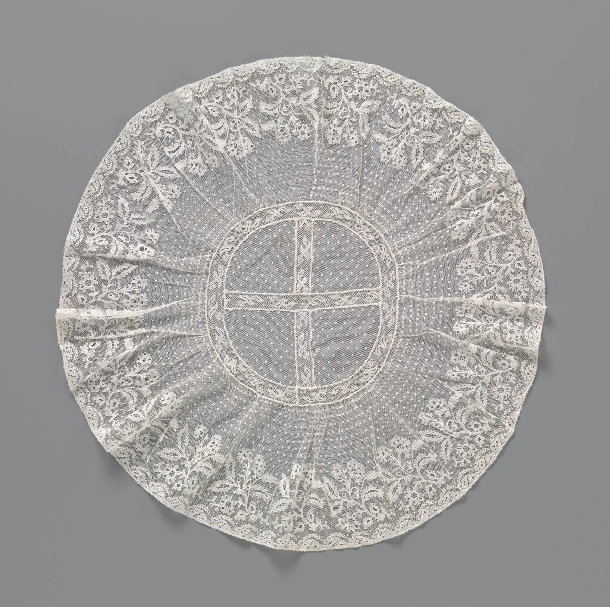 Kleed van kloskant met tussenzetsels van machinale kant die in het centrum een kruisgewijs doorsneden cirkel vormen by anonymous, other, 1800-1899