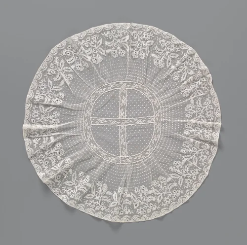 Kleed van kloskant met tussenzetsels van machinale kant die in het centrum een kruisgewijs doorsneden cirkel vormen by anonymous, other, 1800-1899