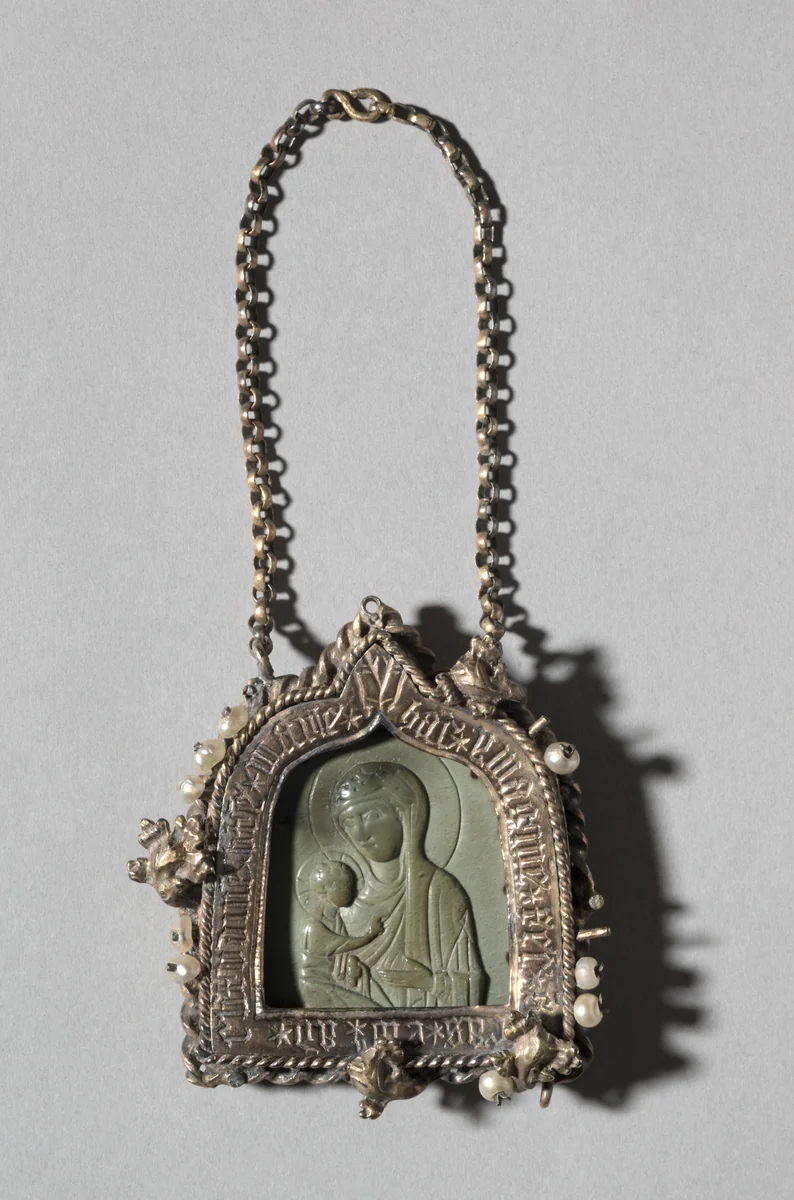 Pendant Icon with the Virgin "Dexiokratousa" and Frame with Winged Bull of Saint Luke on the back by Unknown, sculpture, 1100-1400