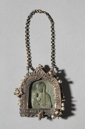 Pendant Icon with the Virgin "Dexiokratousa" and Frame with Winged Bull of Saint Luke on the back by Unknown, sculpture, 1100-1400