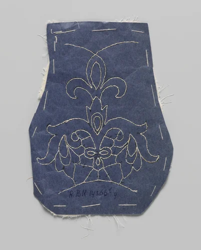 Prikking vastgeregen op een dubbele lap katoen en met traceerdraden voor het maken van een deel van een kraag van naaldkant by Village Elisabeth, textile, 1915-1924