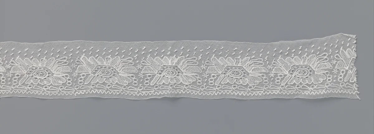 Strook kantborduurwerk op machinale tule met bloemen met trapeziumvormige bloemharten by anonymous, other, 1850