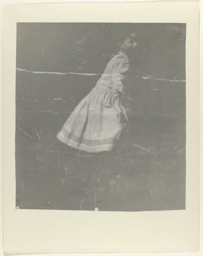 Meisje in tuin by George Hendrik Breitner, photograph, 1886-1910