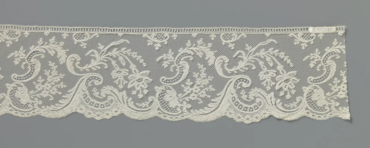 Strook kloskant met fuchsias boven overslaande golven by anonymous, other, 1890