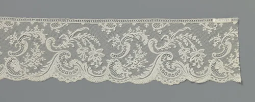 Strook kloskant met fuchsias boven overslaande golven by anonymous, other, 1890