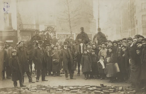 Un groupe de grévistes devant les pavés , Paris by Unidentified Photographer, photograph, 1910