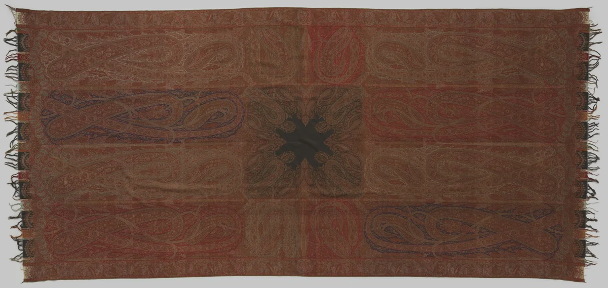 Kasjmiersjaal, rechthoekig model, met zwarte spiegel waaromheen een veelkleurig rijk gedecoreerd patroon by anonymous, textile, 1860-1880