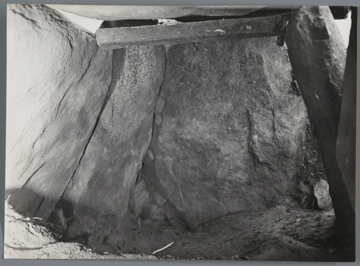 Hunebed van Kerguntuil, Trégastel by Albert Egges van Giffen, photograph, 1939