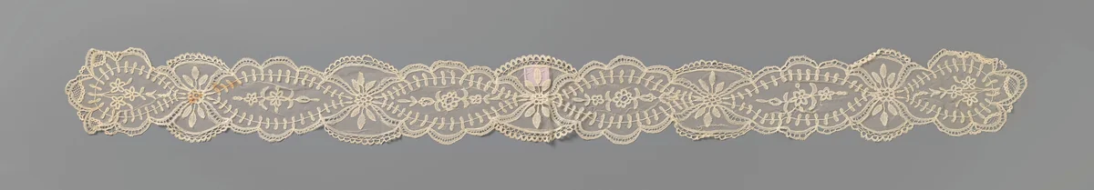 Das van applicatiekant met vier spitsovalen en een tak met drie bloemen aan de uiteinden by anonymous, other, 1880-1899