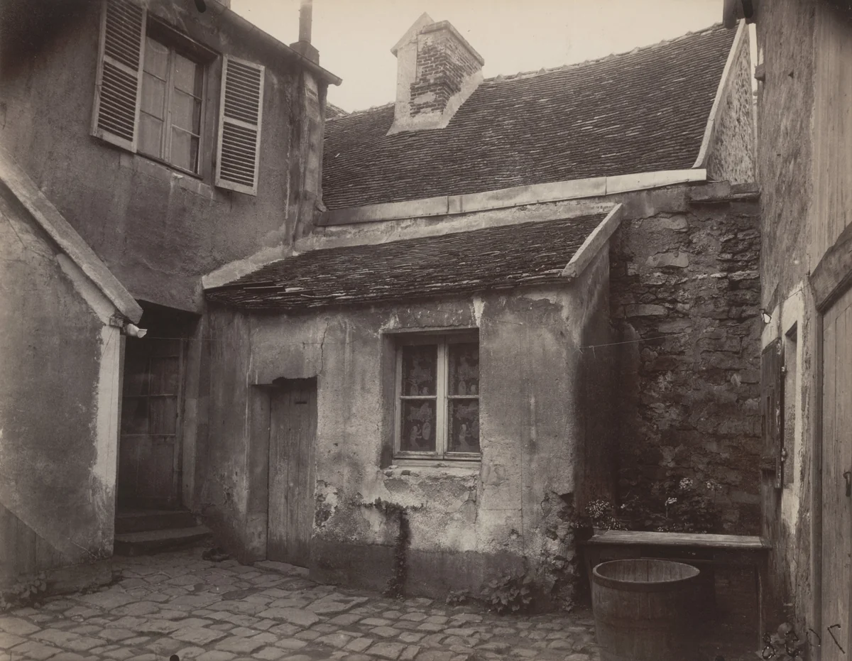 Saulx-les-Chartreux, coin de ferme by Eugène Atget, photograph, 1924