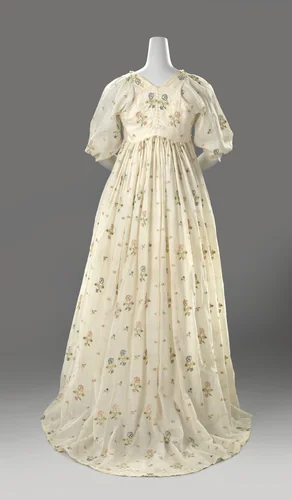 Japon van los geweven katoen, lang met hoge taille, ronde hals, korte mouwen, gerimpelde rok met aangeknipte sleep, versierd met strooimotief van bloemen getamboereerd met veelkleurige zijde by anonymous, other, 1800-1810