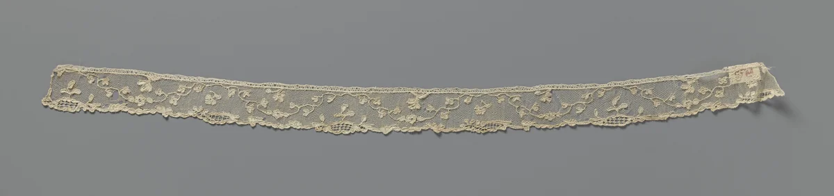 Strook naaldkant met kronkelende bloemslinger by anonymous, other, 1740-1760