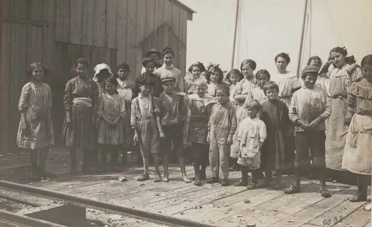 Peerless Oyster Co., Bay St. Louis, Mississippi by Lewis Wickes Hine, photograph, 1911
