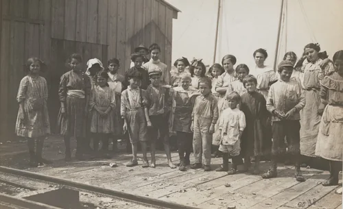 Peerless Oyster Co., Bay St. Louis, Mississippi by Lewis Wickes Hine, photograph, 1911