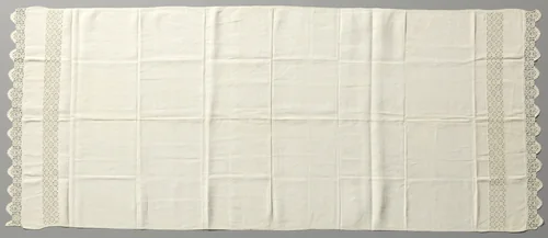 Dwaal van linnen met kantborduurwerk en kloskant aan de korte kanten by anonymous, other, 1600