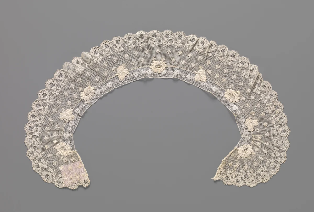 Kraag van kloskant met langs de binnenrand applicaties van afwisselend een geborduurde ovale bloem en een geborduurd blad by anonymous, textile, 1800-1849