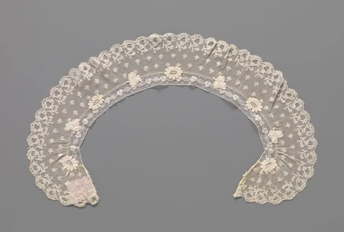 Kraag van kloskant met langs de binnenrand applicaties van afwisselend een geborduurde ovale bloem en een geborduurd blad by anonymous, textile, 1800-1849