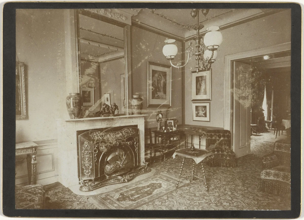 Interieur van het woonhuis van Edouard Quarles van Ufford en zijn echtgenote Clara Catharina May Twiss op Janskerkhof 25 in Utrecht by anonymous, photograph, 1892-1898