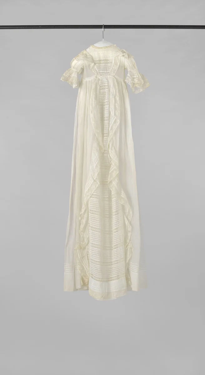 Een lange jurk van neteldoek met oprijgjes by anonymous, other, 1860