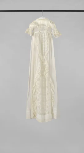 Een lange jurk van neteldoek met oprijgjes by anonymous, other, 1860