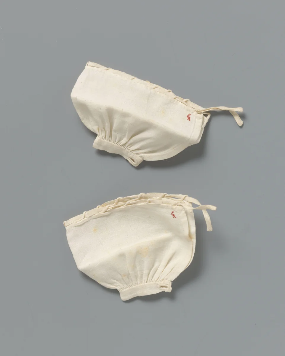 Mouw van linnen, gerimpeld tot manchet met twee gefestonneerde ogen. Onversierd. Aan bovenzijde strikband door schuine lussen van koord by anonymous, other, 1650-1700