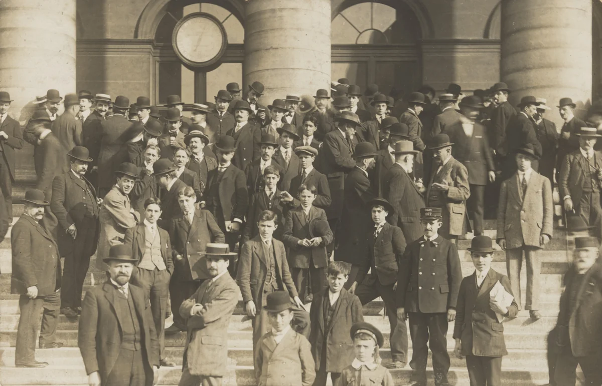 Actionnaires à l’ouverture de la bourse, Paris by Unidentified Photographer, photograph, 1908