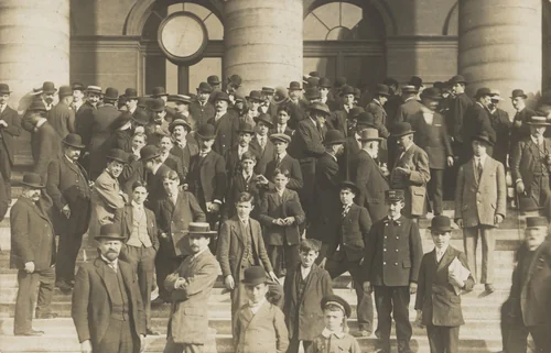 Actionnaires à l’ouverture de la bourse, Paris by Unidentified Photographer, photograph, 1908