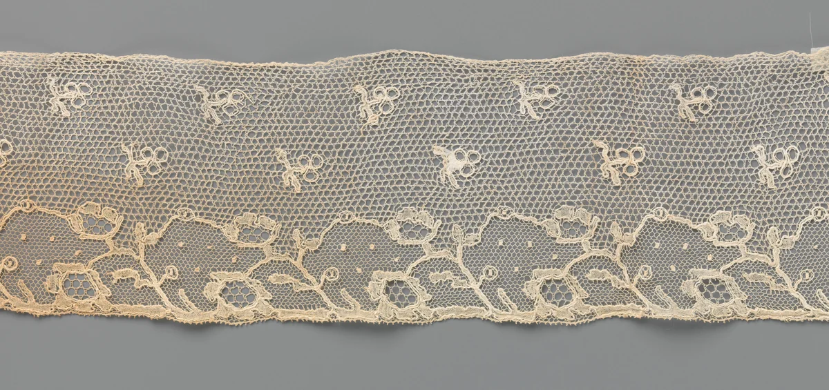 Strook kloskant met onder een strooipatroon een rand met schuin geplaatste bloemstengels met twee bloemen by anonymous, other, 1780-1795