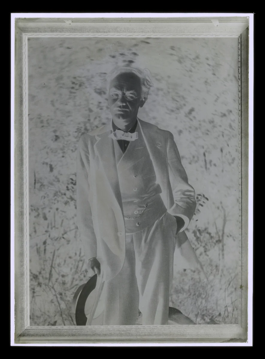 Portret van Alphons Diepenbrock buiten met hoed in de hand by Wouterus Gijsbertus Hondius van den Broek, photograph, 1900-1921