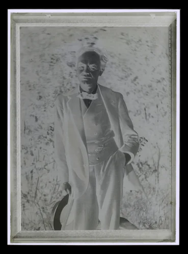 Portret van Alphons Diepenbrock buiten met hoed in de hand by Wouterus Gijsbertus Hondius van den Broek, photograph, 1900-1921