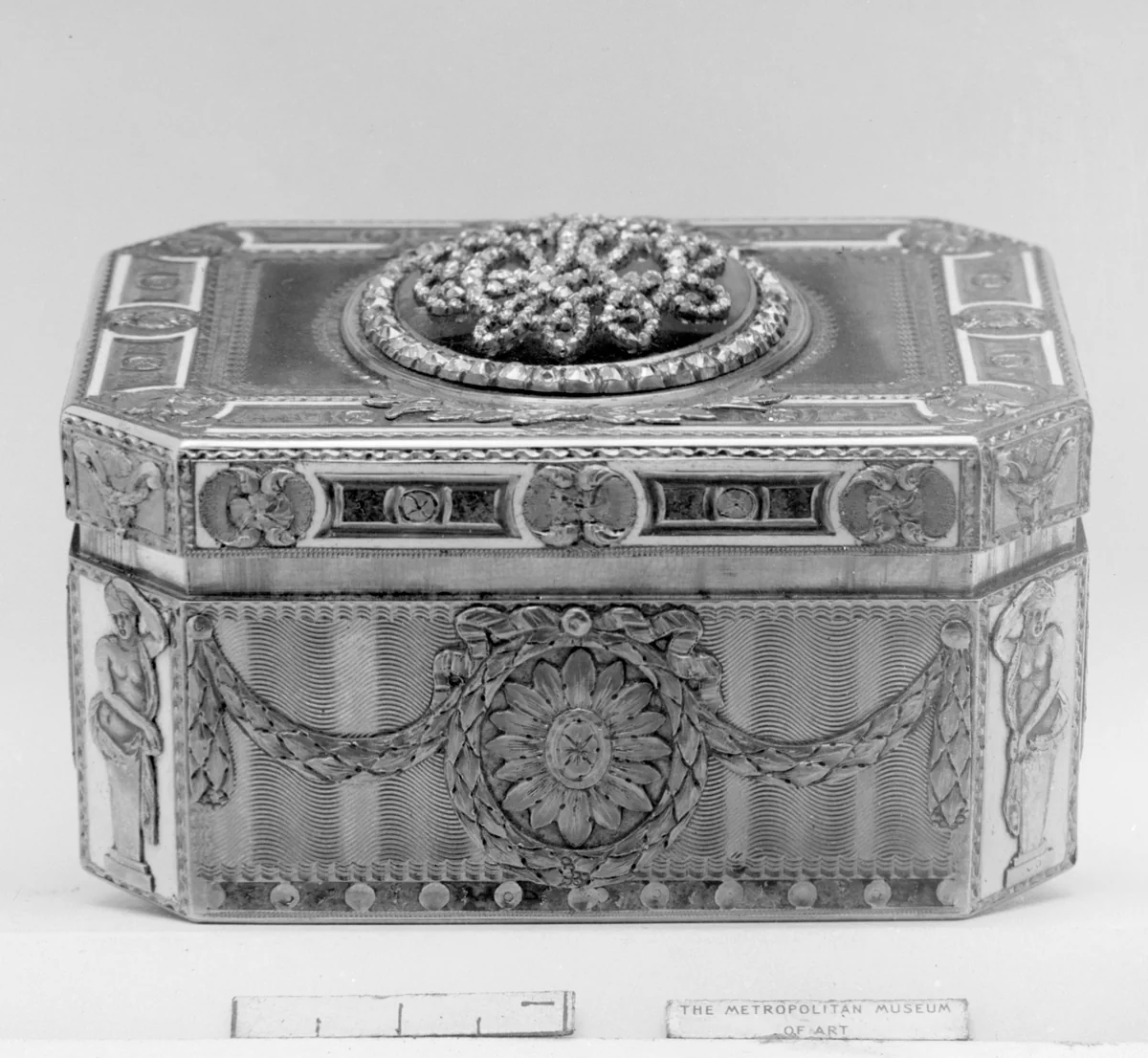 Snuffbox by Charles Le Bastier, metalwork, 1768-1769