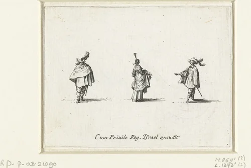 Dame, een slip van haar rok over de rechterarm, op de rug gezien, tussen twee heren by Jacques Callot, print, 1633-1635