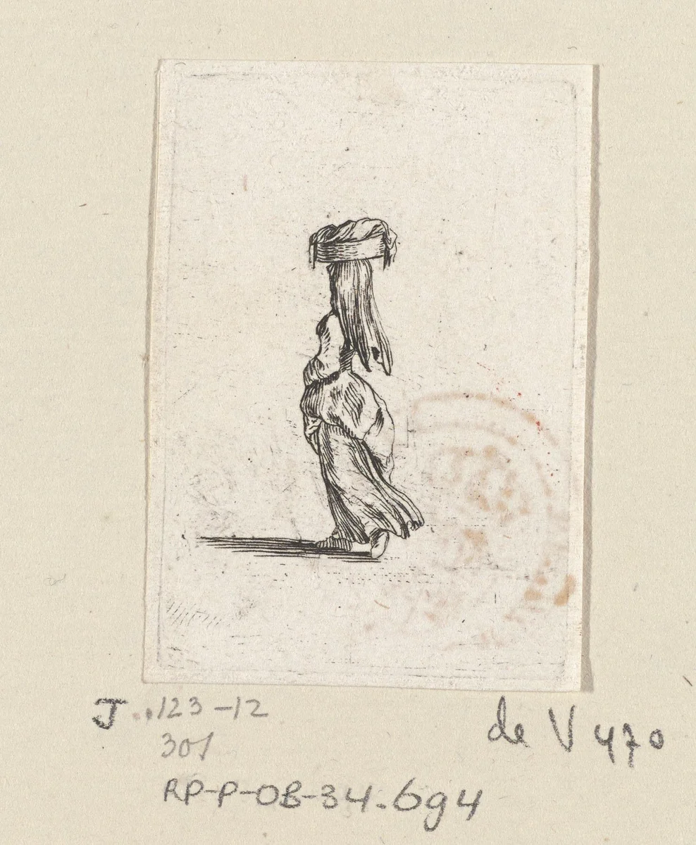 Vrouw met mand op haar hoofd, op de rug gezien by Stefano della Bella, print, 1620-1664