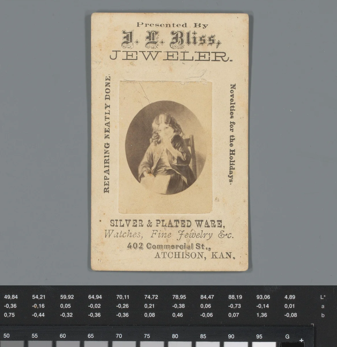 Reclame voor juwelen van J.L. Bliss met reproductie van een schilderij van een meisje met open boek op schoot by anonymous, photograph, 1850-1915