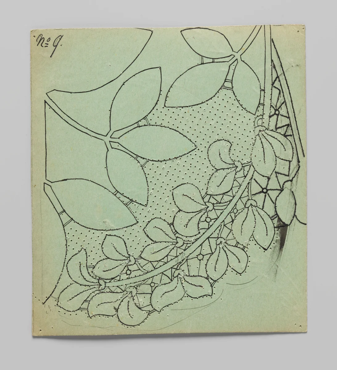 Kantpatroon voor een kleed van kloskant met goudenregentakken en -bloemen by Louise Wilhelmina van der Meulen-Nulle, textile, 1912